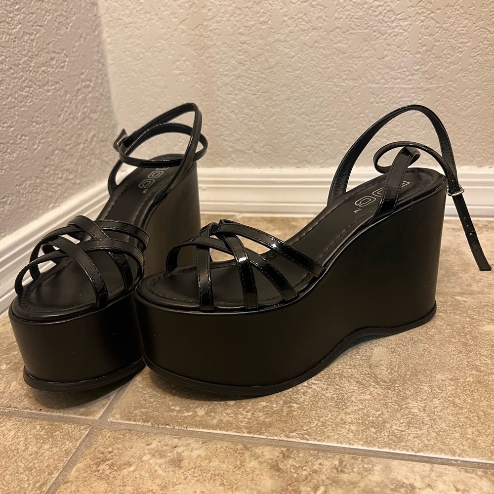 ROC platform strappy sandals. Size 40. Never worn. #ROC #platform #sandals